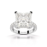 خاتم من الألماس المصنّع بقطع برنسيس بوزن 11.42 قيراطًا بتصميم هالة مخفية