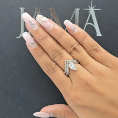 خاتم ألماس صناعي بتصميم كمثرى على شكل حرف V بوزن 3.10 قيراط (جاهز للتسليم)