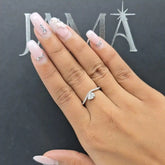 خاتم مرصع بألماس صناعي مموج بوزن 0.60 قيراط، قطع كمثرى ودائري (جاهز للتسليم)