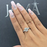 خاتم ألماس صناعي بثلاثة أحجار بوزن 2.40 قيراط مرصع بألماس صناعي بقطع الزمرد وقطع مدبب (جاهز للتسليم)