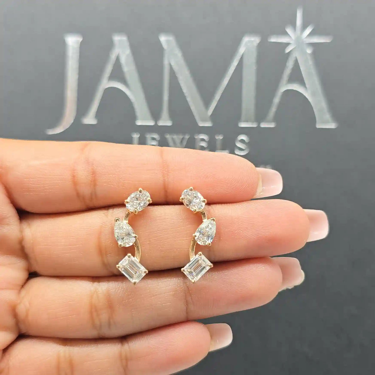 أقراط مرصعة بثلاثة أحجار من الألماس المخبري بوزن 3.45 قيراط (جاهزة للتسليم)