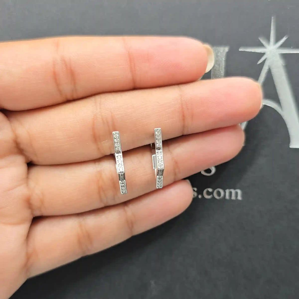 حلق حلقي على شكل نجمة مرصع بألماس دائري (جاهز للتسليم)