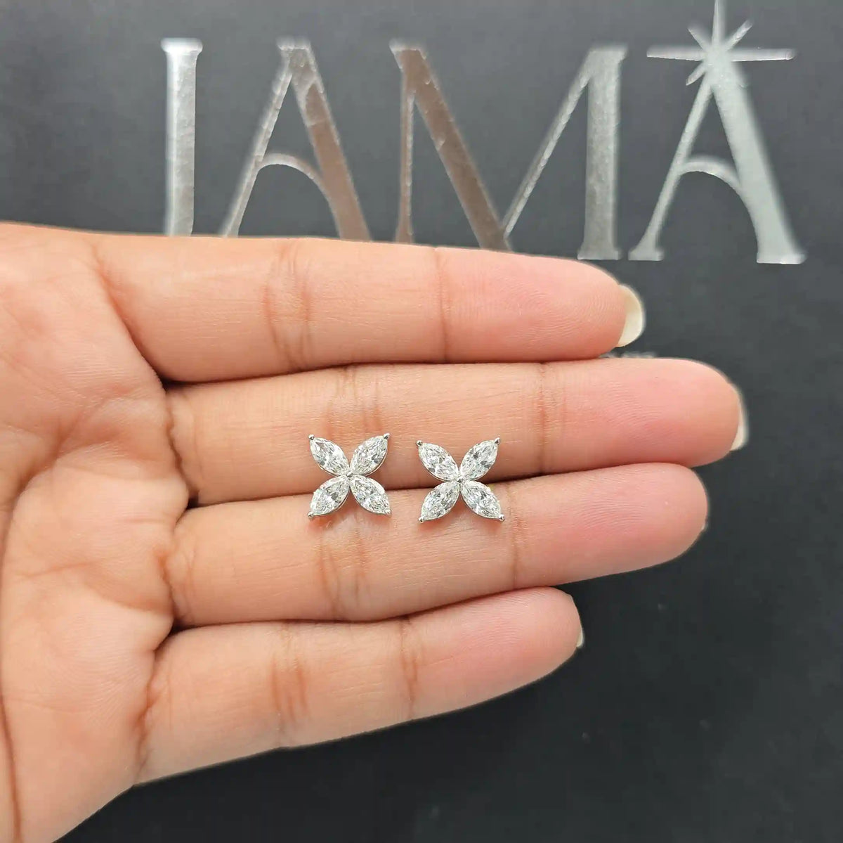 قرط مرصع بألماس مختبري عيار 1.70 قيراط بتصميم بتلات (جاهز للتسليم)