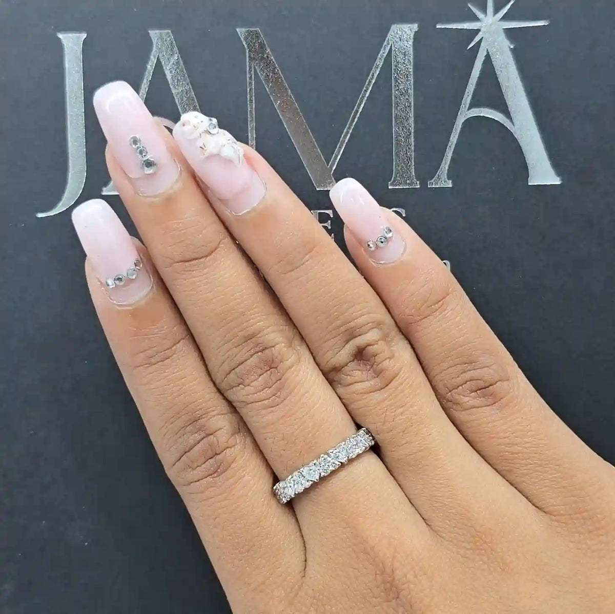 خاتم ألماس نصف دائرة بوزن 0.85 قيراط مرصع بألماس على شكل قلب وألماس دائري (جاهز للتسليم)