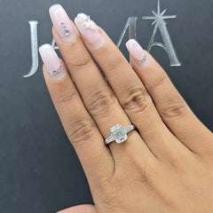 خاتم ألماس صناعي بثلاثة أحجار بوزن 2.40 قيراط مرصع بألماس صناعي بقطع الزمرد وقطع مدبب (جاهز للتسليم)