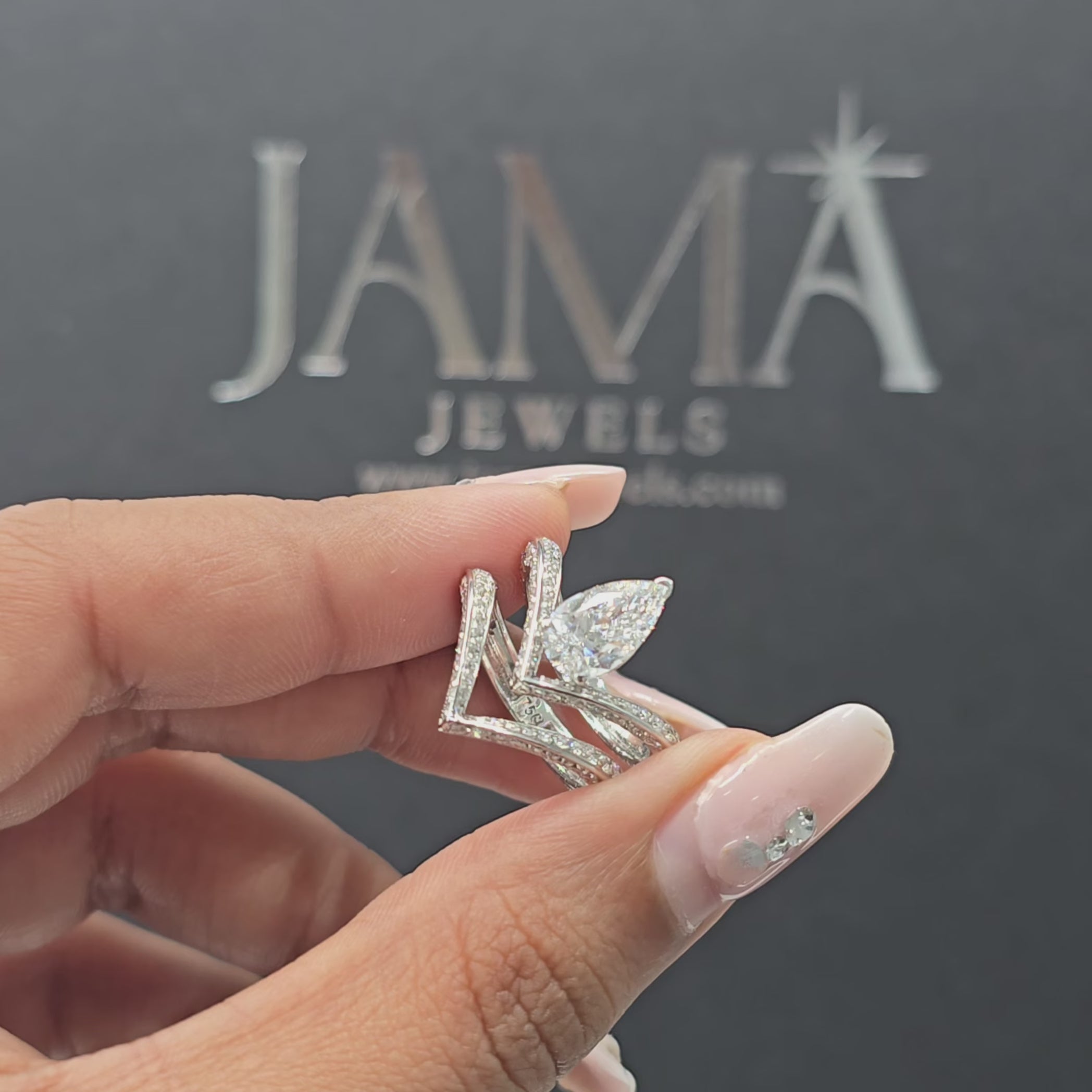 خاتم ألماس صناعي بتصميم كمثرى على شكل حرف V بوزن 3.10 قيراط (جاهز للتسليم)