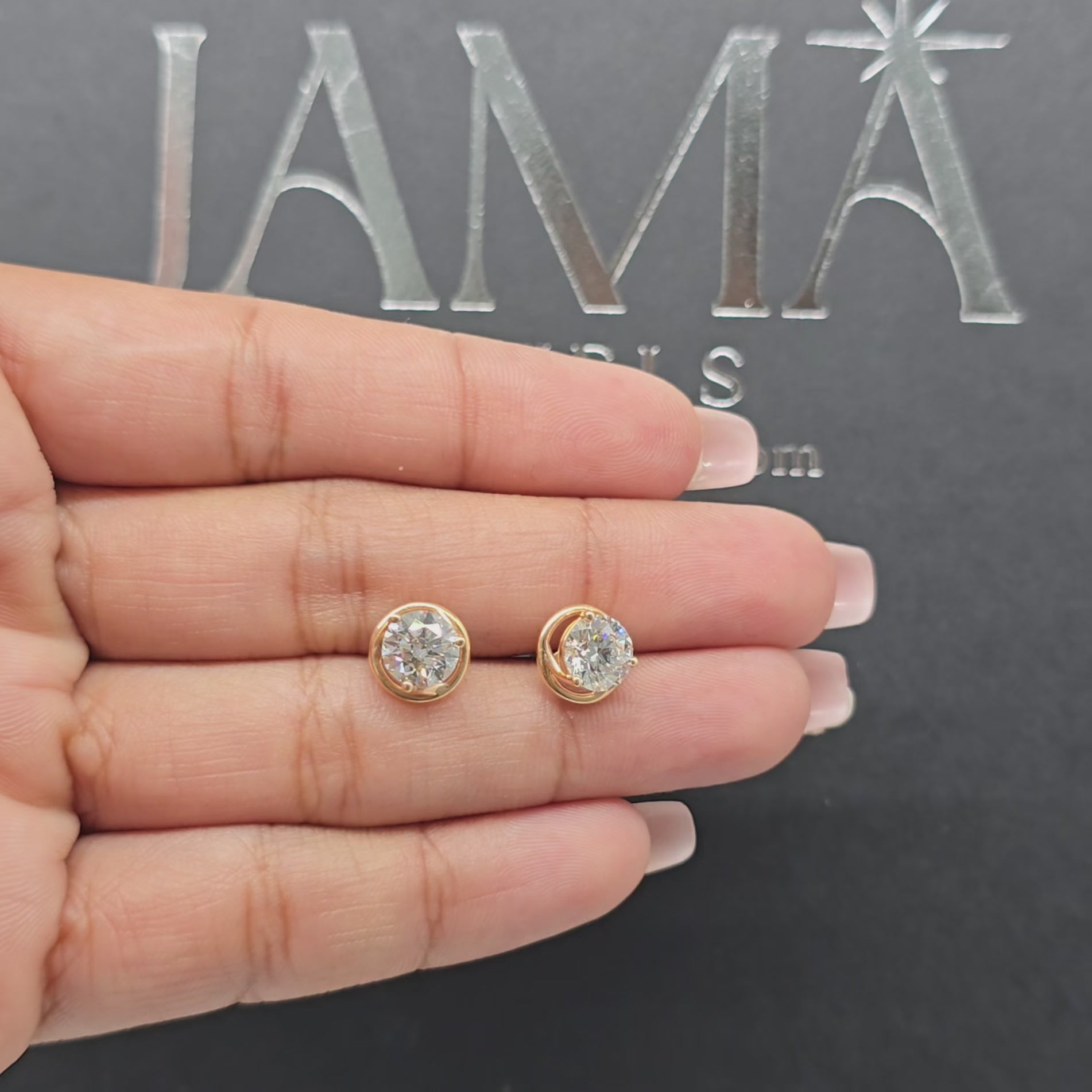 أقراط مرصعة بماسة مستديرة بوزن 2.15 قيراط (جاهزة للتسليم)