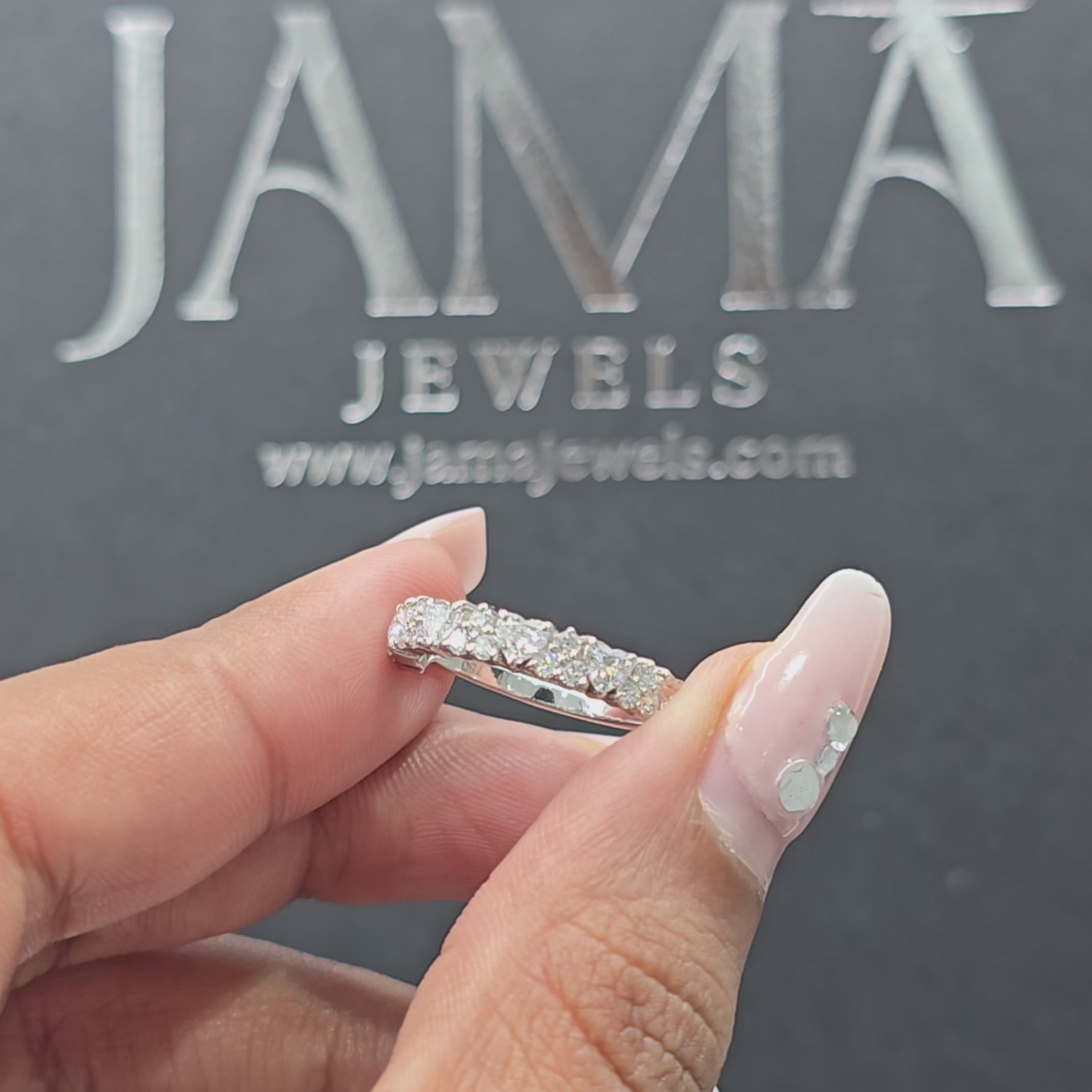 خاتم ألماس نصف دائرة بوزن 0.85 قيراط مرصع بألماس على شكل قلب وألماس دائري (جاهز للتسليم)