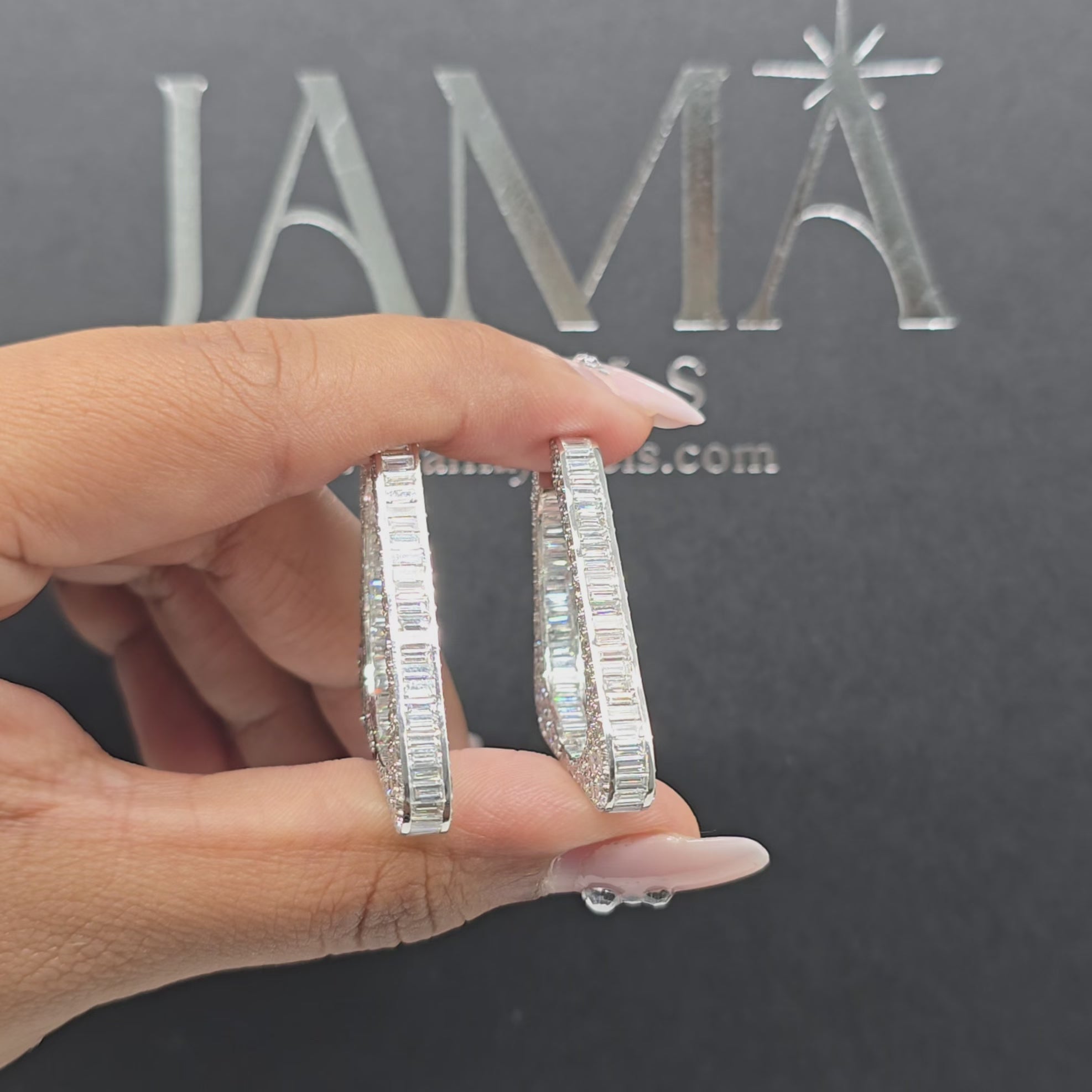 أقراط حلقية مثلثة الشكل بوزن 10.70 قيراط (جاهزة للتسليم)