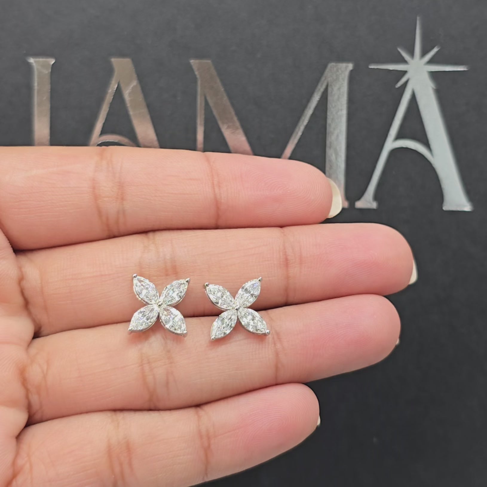 قرط مرصع بألماس مختبري عيار 1.70 قيراط بتصميم بتلات (جاهز للتسليم)