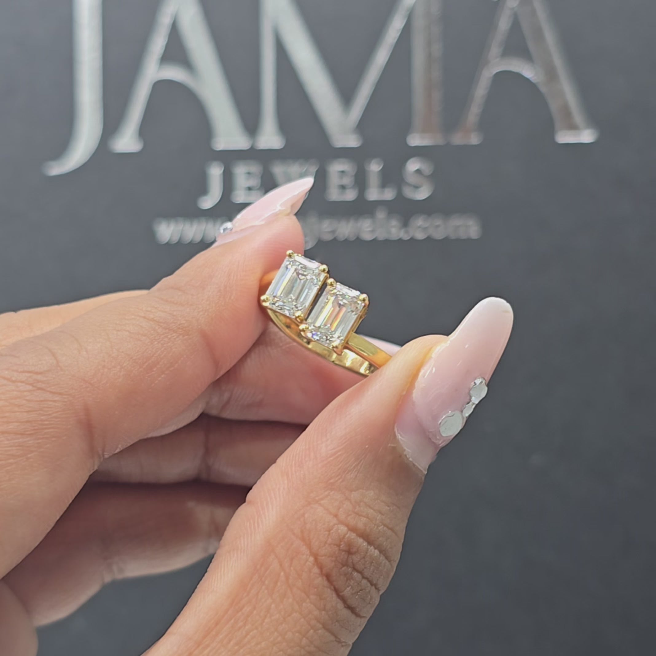 خاتم مفتوح بحجرين ألماس صناعي بقطع زمرد 2.10 قيراط (جاهز للتسليم)