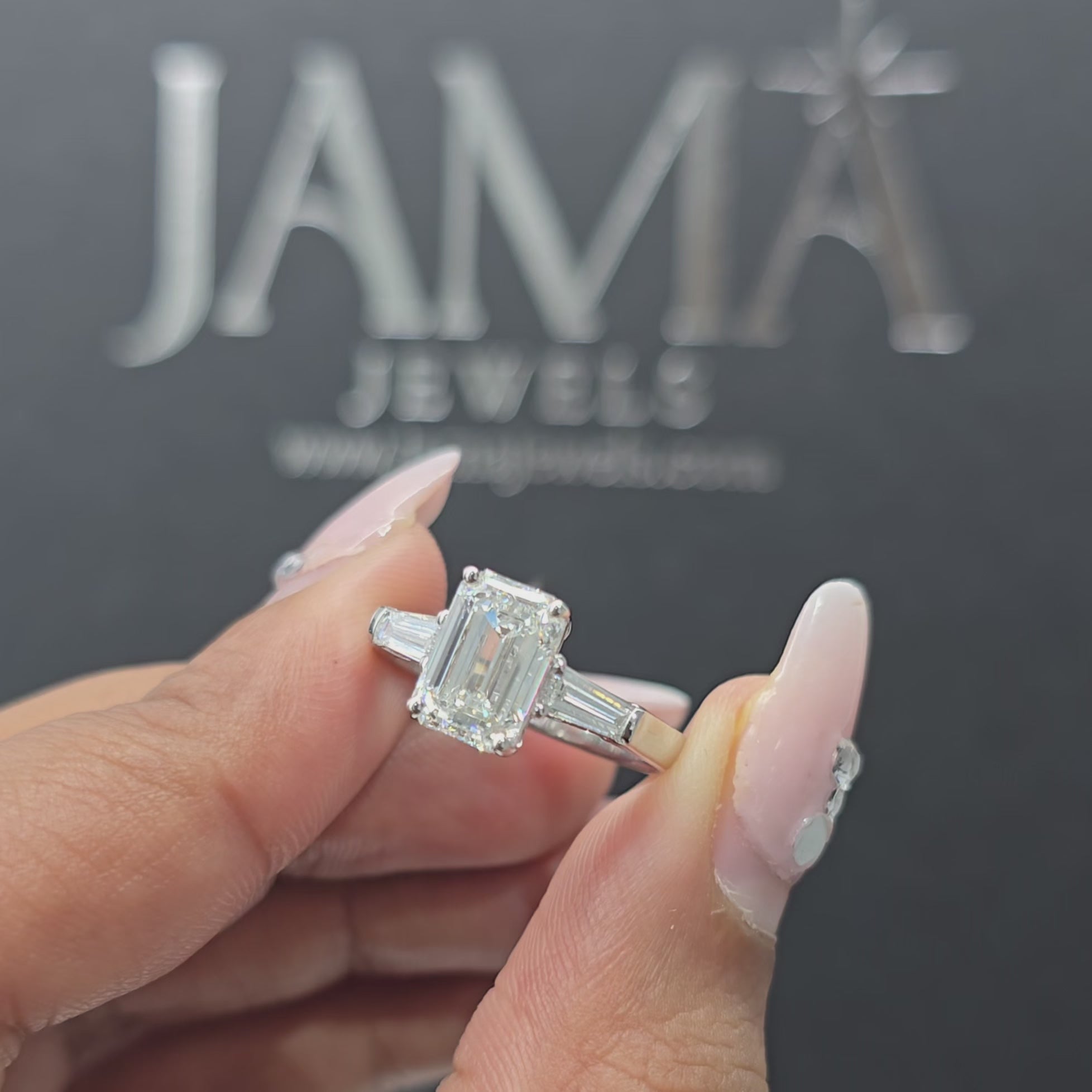 خاتم ألماس صناعي بثلاثة أحجار بوزن 2.40 قيراط مرصع بألماس صناعي بقطع الزمرد وقطع مدبب (جاهز للتسليم)